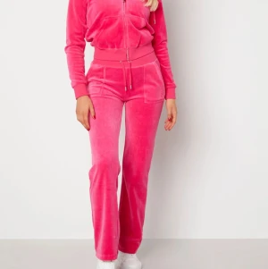 Juicy Couture Set - 2- delat Juicy Couture set, sprsamt använt.  Färgen heter raspberry rose och är SUPERFIN!! Priset går att diskutera🫶🏽