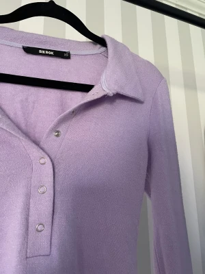 Bikbok top - Supersöt lila långärmad topp ifrån bikbok. Sparsamt använd. Släng iväg ett pm vid intresse 😊