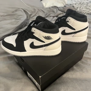 Jordan 1 Diamon - Säljer dessa Jordan 1 Diamond  Storlek 36.5.  Jag fick hem dom förra veckan men dom var tyvärr för små. Därav säljer jag dom. Endast testade 