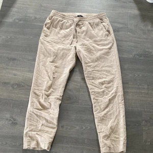 Linnebyxor  - Säljer ett par linnebyxor perfekta till sommaren jag har tyvärr vuxit ur dom och därför måste jag tyvärr sälja dom