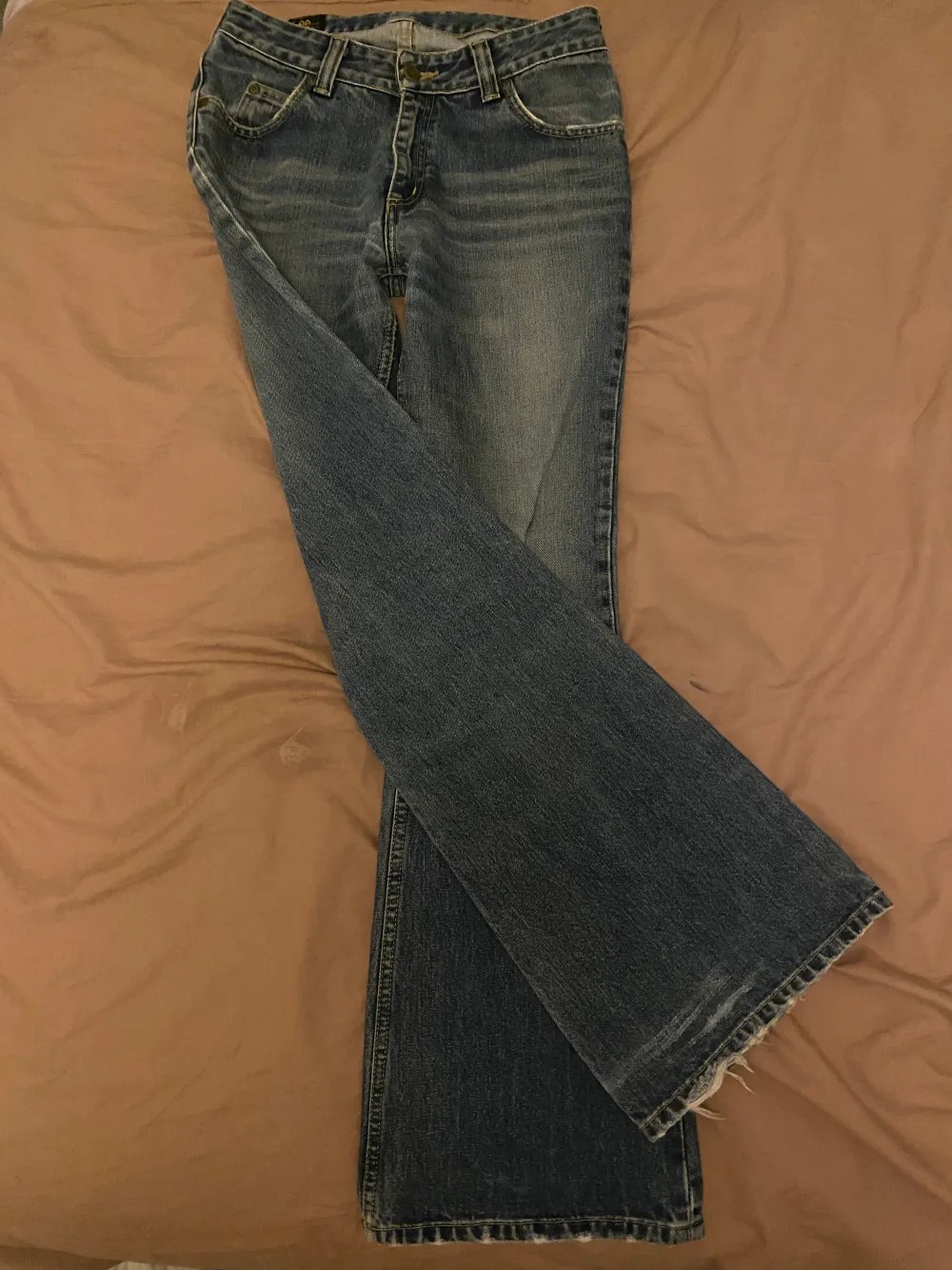 skit coola och snygga lågmidjade butcut jeans ifrån Lee🔥använda fåtal gånger. . Jeans & Byxor.