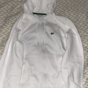 Lacost Kofta  - Jag säljer min Lacoste kofta som jag har haft ett väldigt kort tag den krympte i tvätten så den passa inte gick från storlek M till S. Den är i ett riktigt bra sick haft CA 7 gånger. 