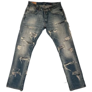 1/1 slashed denim  - Distressade och patchade   -   DM för mått 