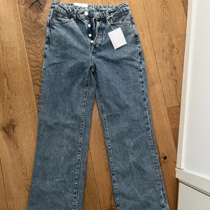 Jeans - Högmidjade straight leg jeans med mörkare tvätt, knäpps med knappar. Storlek 27 längd 32☀️aldrig använda!
