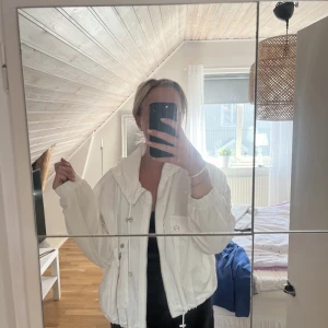 Vit vindjacka - Säljer en vit vindjacka från Forever 21. Tunt material och supernajs att ha på promenader nu i vår. Stl M men passar xs-L skulle jag säga beroende på passform🤍