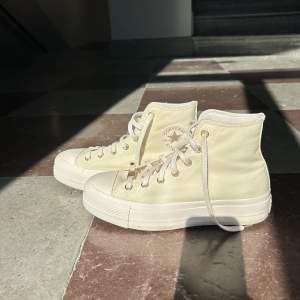 Nya converse limited edition ”Chuck Taylor all star lift” nypris 1015kr (använda en gång) NYSKICK