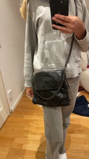 Väska - Säljer denna Stella McCartney liknande väskan pågrund av att jag tycker att bandet är lite för långt för min smak, skriv privat för flera bilder❤️