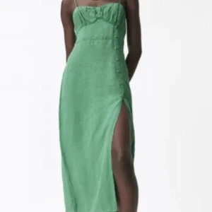 Grön klänning zara - Säljer denna superfina klänning i linnetyg från zara. Knytband i ryggen. Använd vid 1 tillfälle. Superfin till sommaren.💚