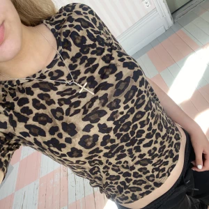 Leopard tröja - Så skönt material och luftig och tunn. Jätte bra skick