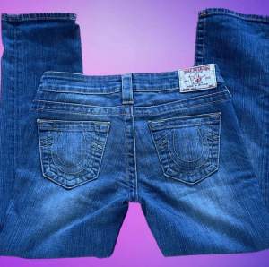 Jätte snygga riktiga true religion jeans i super bra skick. Midjemåttet är 72,5 cm runt om och innerbenslängden är 65 cm ungefär❤️(bilderna är lånade från hon jag köpte de från )