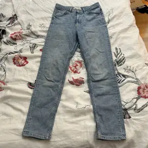 Raka högmidjade jeans från Gina Tricot i modellen Leah. Använda några gånger men bra skick och för små för mig. 