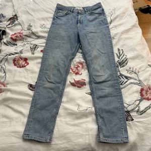 Jeans från Gina Tricot - Raka högmidjade jeans från Gina Tricot i modellen Leah. Använda några gånger men bra skick och för små för mig. 