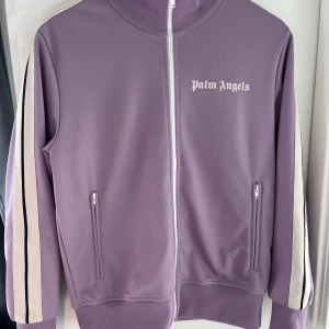 Palm angels track jacket  - Säljer nu min palm angels track jacket M, väldigt bra skick nästan aldrig använd då den snabbt blev för liten. Dm för mer bilder! Kvitto finns 