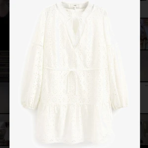 Vit klänning  - Superfin klänning som jag säljer då den inte kommit till användning😊 Kläningen är lite stor i storleken och passar därför mig som är en s vanligtvis. Helt ny med prislappen kvar och aldrig använd. Pris kan diskuteras 💕Nypris: 850