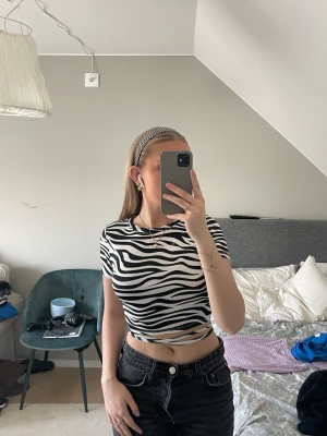 Zebra tröja - Fin zebramöstrad T-shirt med öppen rygg och band som man kan knyta på olika sätt 💕 