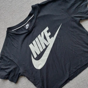 Croppad T-shirt - T-shirten är snygg våde till vardags och funktionell vid träning.