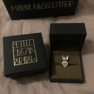 Maria Nilsdotter ring !  - Säljer min mammas maria Nilsdotter ring! Den är ganska cool och udda så snyggt! Storlek 17! 