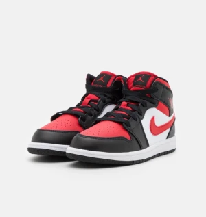 Jordan 1 med black/red/white - Fett snygga skor älskar dem men de är tyvär för små för mig nu köpte dessa för 2500kr