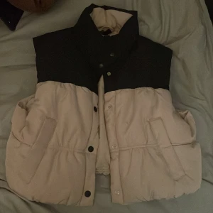HM väst - 10/10 skick säljer för att det inte är min stil längre, perfekt väst till våren💗 säljer likadan i brun❤️