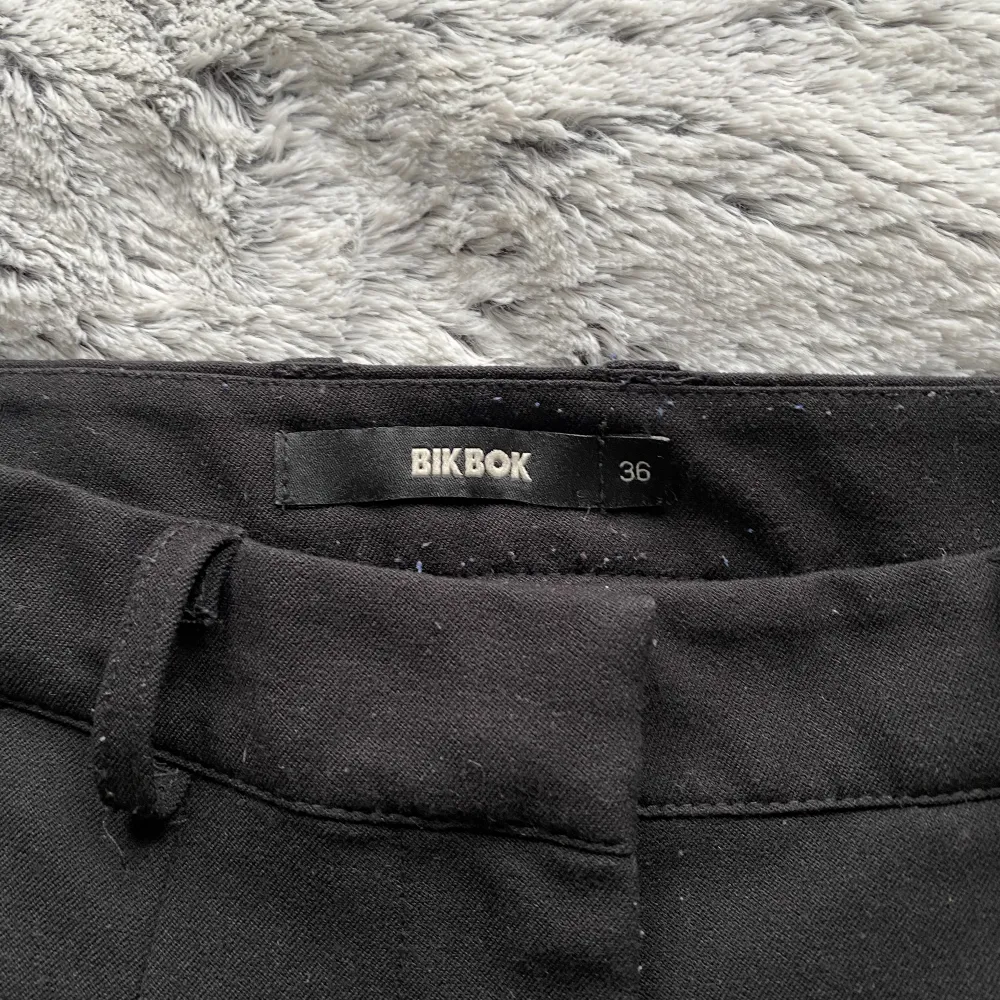 Svarta kostymbyxor ifrån BikBok.  Storlek 36. . Jeans & Byxor.