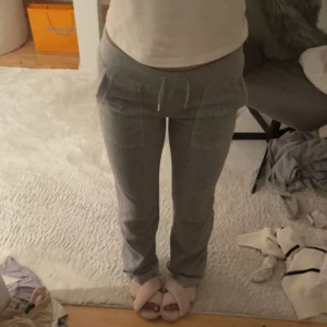 Juicy byxor  - Säljer dessa superfina helt nya oanvända juicy byxor som är i stl xs men passar S och xxs