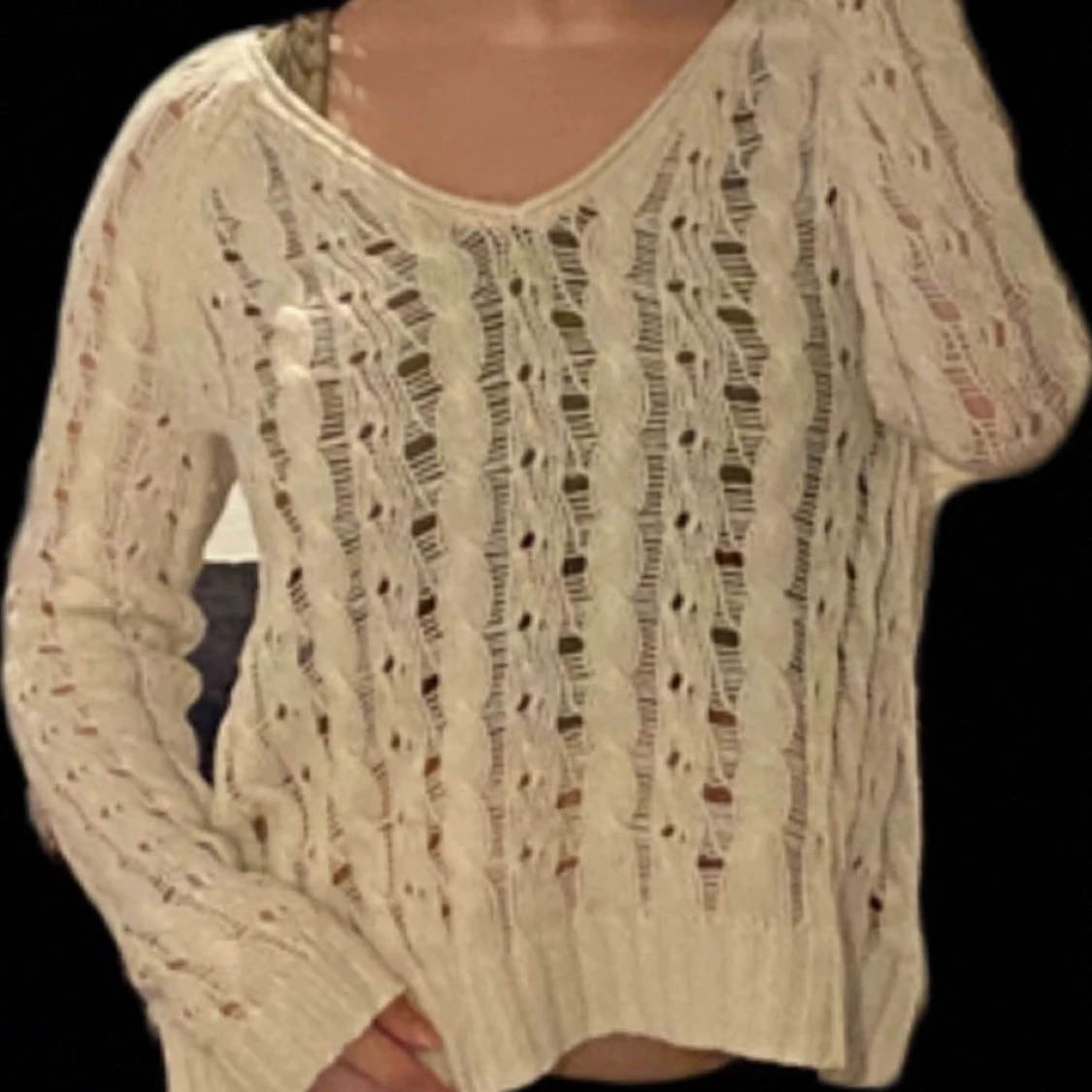 Vit stickad tröja.