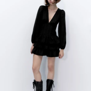 Klänning - Hej, jag säljer min klänning från zara då den aldrig kom till användning då den inte, var i min storlek, kvitto finns fortfarande, kom privat för flera bilder och kan tänka mig sänka priset