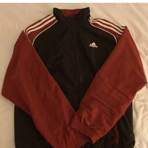 RÖD ADIDAS ZIPUP VINTAGE - skönt material, storlek M, inga skador knappt använd. 