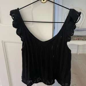 Linne Zara - Superfint svart broderat/stickat linne från Zara! 🤩Knappt använt då det sitter lite stort på mig