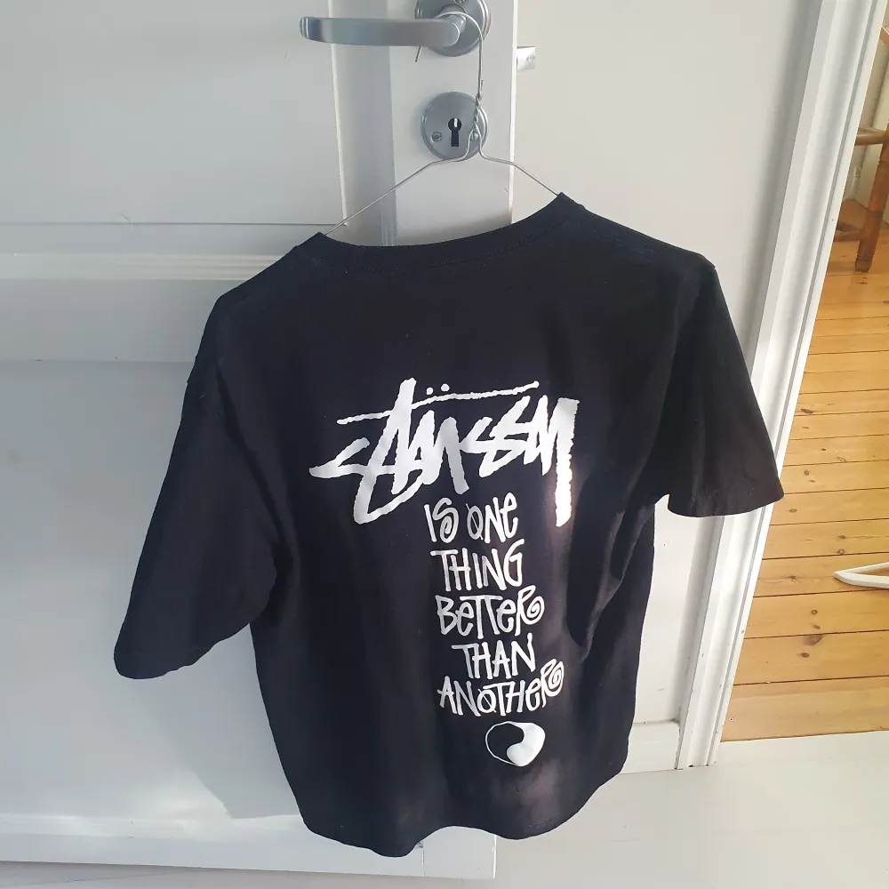 Asfet Stüssy och Our Legacy collab T-shirt. Knappt använd, passar perfekt på mig som är 184 cm lång. Storlek Medium. Dma för bilder/frågor 🙌🙌. T-shirts.