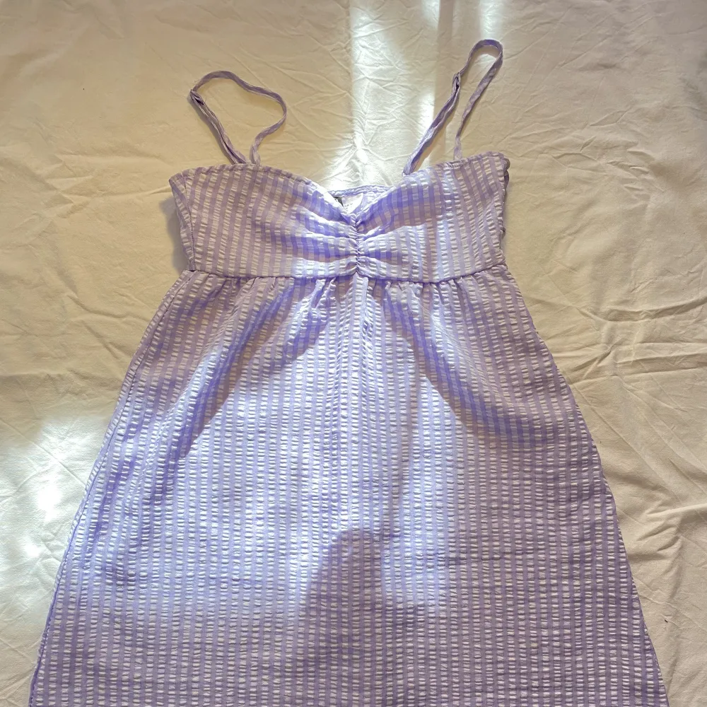 Jätte söt babydoll klänning från H&M!! Inte min stil längre men den är i perfekt skick 😍. Klänningar.
