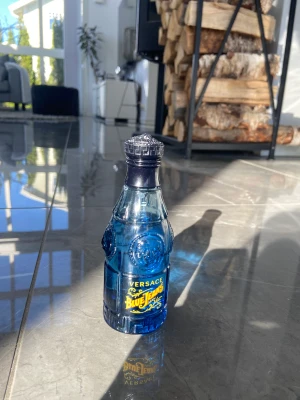 Versace blue jeans - Fräsch perfym. Inte mycket använt och är i nyskick, håller även långe på kroppen.