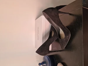 Svarta högklackar  - Svarta högklackar med 10cm klack längd från Nelly