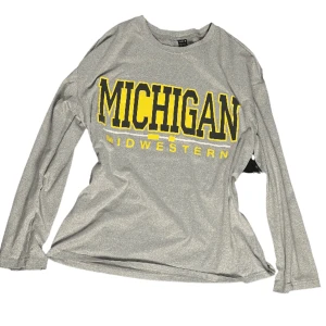 Sommar tunn grå tröja med gul text - Grå overzied tröja med gula detaljer/text. 