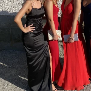 Klänning - Säljer denna klänning som är perfekt till bal Från Nelly i storlek s, endast använd 1 gång 💕