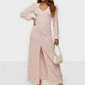 Superfin rosa klänning ifrån Nelly! Säljer pga har två, denna är helt oanvänd med lappen kvar. Storleken är 38 men jag skulle säga att den är mer 36💕