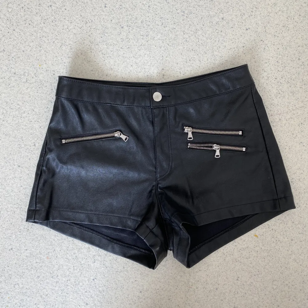 Skinnshorts, storlek 38. Knappt använda. Köparen står för frakt! . Shorts.