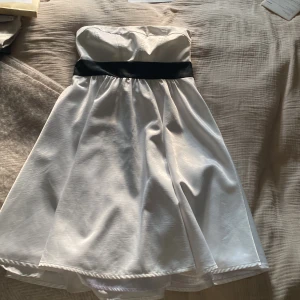 Studentklänning - Jättefin studentklänning/fest klänning i lyxigt material. Jättefin i skicket och säljes omgående!  Bilden gör inte rättvisa för klänningen så fler bilder kan skickas vid intresse! Pris går att diskutera.