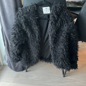 Kofta  - Teddy kofta ifrån H&M! Strl 170 men passar S. Använd ett fåtal gånger. Säljs för 100kr 