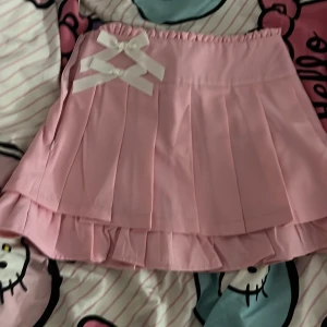 Rosa kawaii kjol med 2 rosetter - Säljer för att jag tycker den är lite tråkig, fint skick och har bara använts i ett par minuter dör att jag skulle se hur den satt. Klicka på köp om du vill ha. Kontakta om du har frågor!