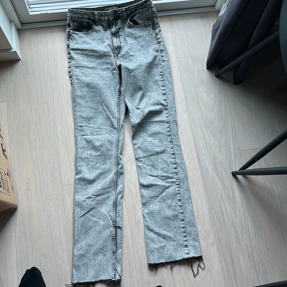 Gråa jeans ifrån Zara i strl 40, passar om man är ca 170 cm lång. Aldrig använda säljs för 399kr . Jeans & Byxor.