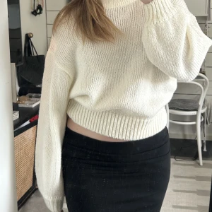 Vit stickad tröja  - Superfin vit stickad tröja från NA-KD! Använd 2-3 gånger så jättebra skick. Storlek S