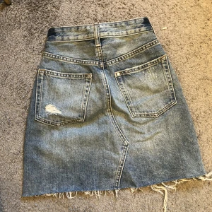 Jeanskjol  - Jeanskjol från hm, säljs pga för liten, knappt använd! 