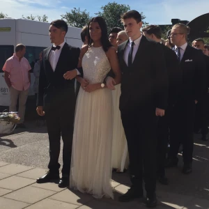 Balklänning - Lång balklänning vit/ grädd vit. Storlek 38 Lång och fin! Använd vid 1 tillfälle. 2000kr nypris men säljer för 700