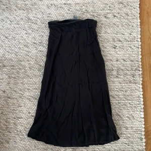 Midikjol - Svart kjol i bomull från Lindex. 