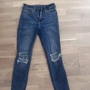 Säljer mina hollister jeans på grund av att de är för små. Originalpris 550kr