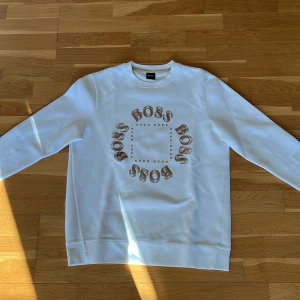 Hugo boss tjocktröja  - En Hugo boss tjocktröja som är knappt använda 