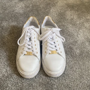 Vita sneakers - Nästintill oanvända ralph lauren skor. Änvända 2/3 gånger men säljer pågrund av att dem är försmå.