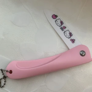Hello Kitty fruktkniv - Jättegullig rosa ihopfällbar hello kitty fruktkniv! Är vass och funkar jättebra på alla frukter🍎🍓🫶