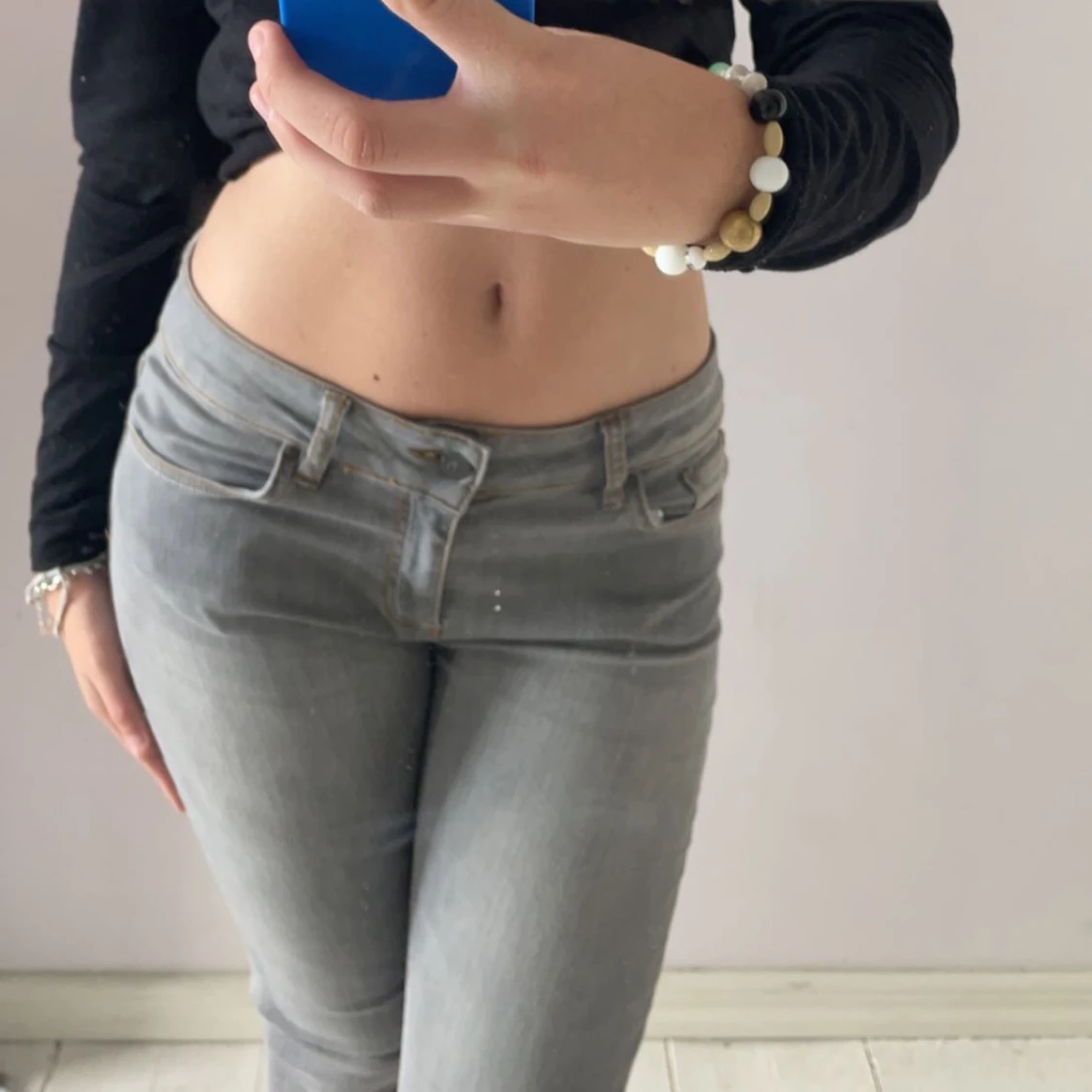 lågmidjade grå jeans 